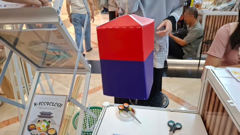 Potret lentera Korea yang penulis buat di stan KCCI pada Pekan Kerajinan Jawa Barat 2026 tanggal 28 Juni 2026 di Mal Trans Studio Bandung. 