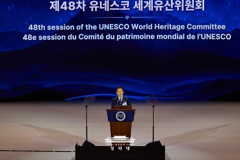 Presiden Republik Korea, Lee Jae Myung, menyampaikan kata sambutan dalam acara pembukaan Sidang Komite Warisan Dunia UNESCO ke-48 yang digelar pada tanggal 19 Juli 2026 di BEXCO, Haeundae-gu, Busan. (Cheong Wa Dae) 