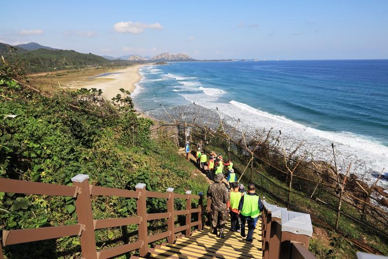 Observatorium Pantai Goseong yang menawarkan pemandangan Zona Demiliterisasi (DMZ). (Kementerian Kebudayaan, Olahraga, dan Pariwisata)