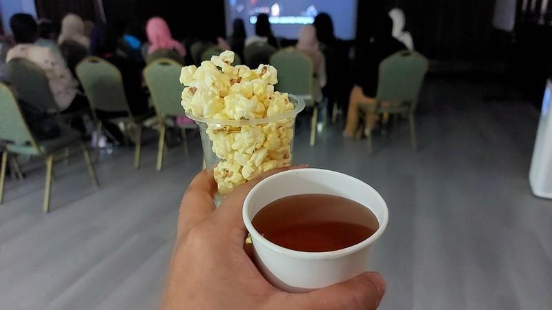 Korean Cultural Center Indonesia (KCCI) menyiapkan camilan berondong jagung dan minuman teh jagung khas Korea untuk menemani momen menonton para peserta. (Maulia Resta Mardaningtias)