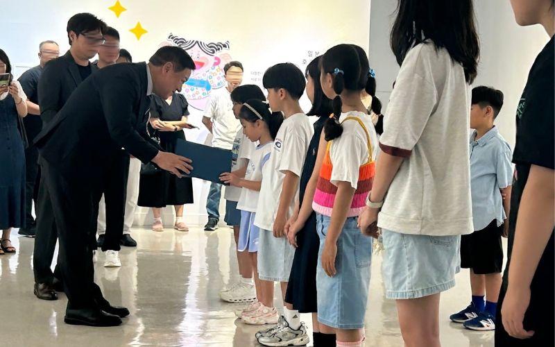 Wakil Wali Kota Chuncheon, Hyun Jun-tae, menyerahkan penghargaan kepada para pemenang Kompetisi Seni Anak Internasional Chuncheon ke-6 di Galeri Seni Chuncheon pada hari Jumat (10/7/2026). 