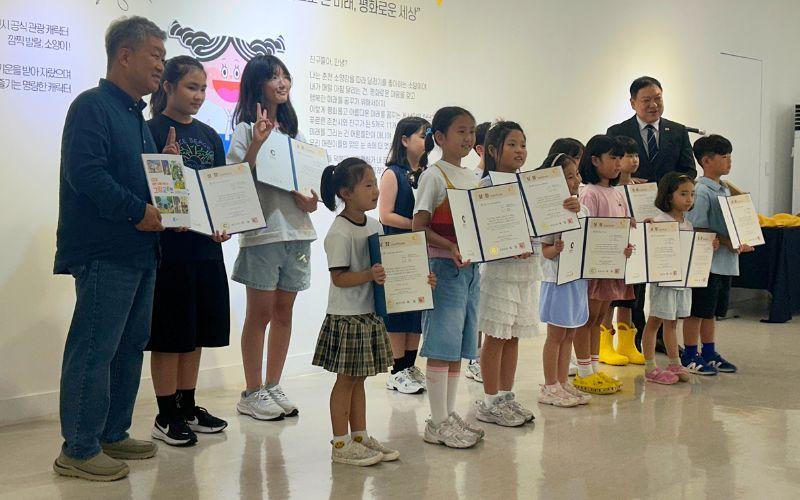 Wakil Wali Kota Chuncheon, ketua dewan juri, para pemenang, dan peserta Kompetisi Seni Anak Internasional Chuncheon ke-6 berfoto bersama di Galeri Seni Chuncheon pada hari Jumat (10/7/2026).  