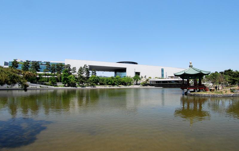 Pemandangan bangunan Museum Nasional Korea yang menerapkan konsep chagyeong atau meminjam pemandangan. (Korea.net DB) 