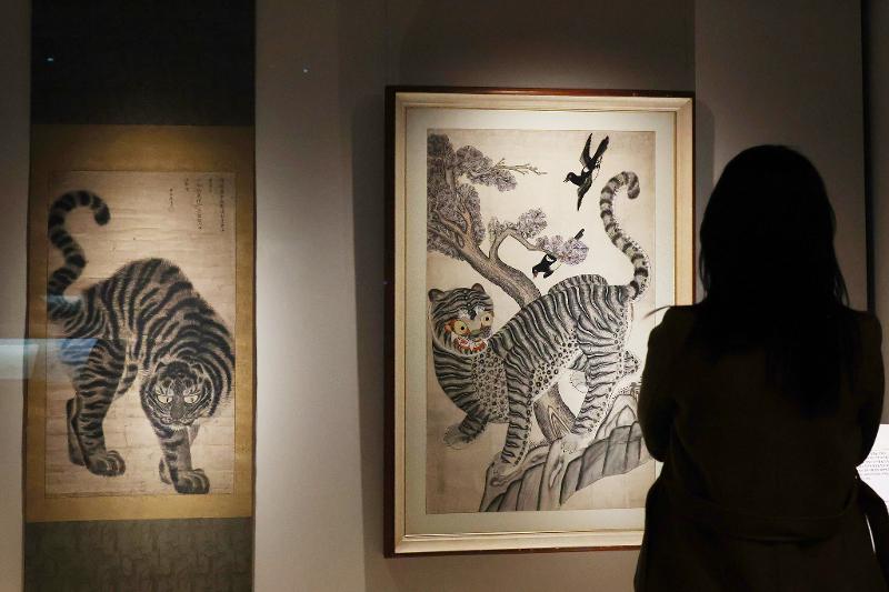 Pengunjung mengamati lukisan Burung Magpie dan Harimau, salah satu koleksi Museum Nasional Korea yang menjadi inspirasi karakter Derpy dan Sussie dalam film animasi K-Pop Demon Hunters. (Korea.net DB) 