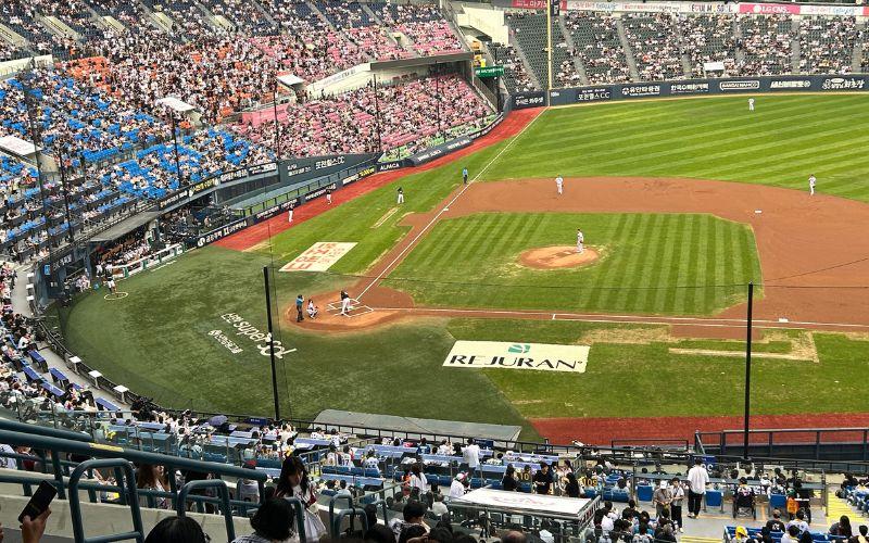 Suasana pertandingan Organisasi Bisbol Korea (KBO) yang berlangsung pada hari Kamis (16/7/2026) antara LG Twins dan kt wiz di Stadion Jamsil, Seoul. 