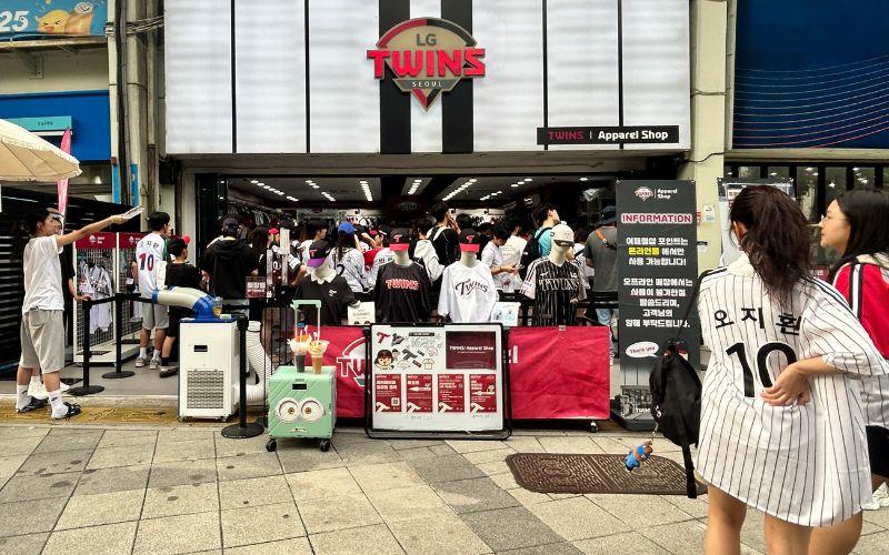 Penggemar memadati toko merchandise LG Twins sebelum menyaksikan pertandingan untuk membeli seragam, aksesori, dan berbagai produk tim favorit mereka pada hari Kamis (16/7/2026) di Stadion Jamsil, Seoul. 
