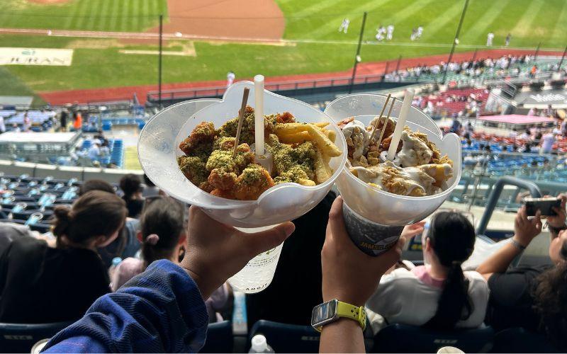Ayam goreng dan minuman yang disajikan dalam satu wadah praktis menjadi salah satu kombinasi kuliner paling populer di stadion bisbol Korea.  