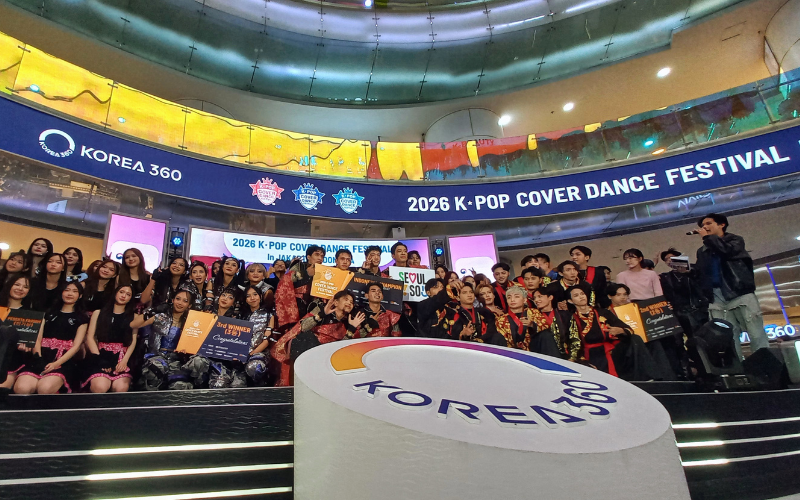 Para peserta finalis 2026 K-Pop Cover Dance Festival (KCDF) di Indonesia berfoto bersama pada tanggal 18 Juli 2026 di Main Atrium, KOREA 360, Jakarta. 