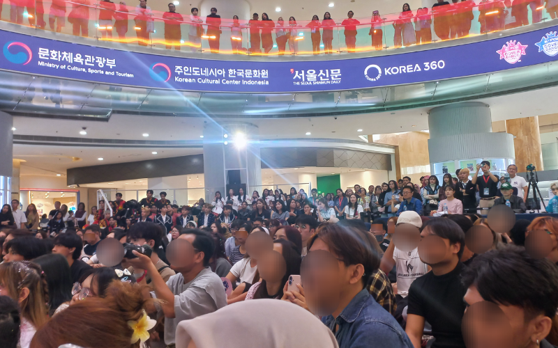 Potret para pengunjung yang datang untuk menonton dan mendukung peserta terlihat memenuhi area Main Atrium, KOREA 360, Jakarta pada tanggal 18 Juli 2026. 