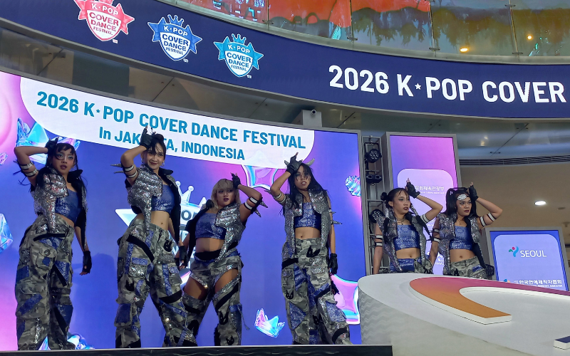 Tim Zookeeper saat tampil menggunakan kostum yang dipadukan dengan kain songket Indonesia berwarna biru pada tanggal 18 Juli 2026 di Main Atrium, KOREA 360, Jakarta. 