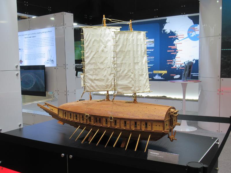 Miniatur kapal Geobukseon, yaitu kapal perang yang digunakan oleh Angkatan Laut Joseon di bawah komando Laksamana Yi Sun-sin dalam berbagai pertempuran laut melawan Jepang selama Perang Imjin (1592–1598). (Hurum Maqshuro) 