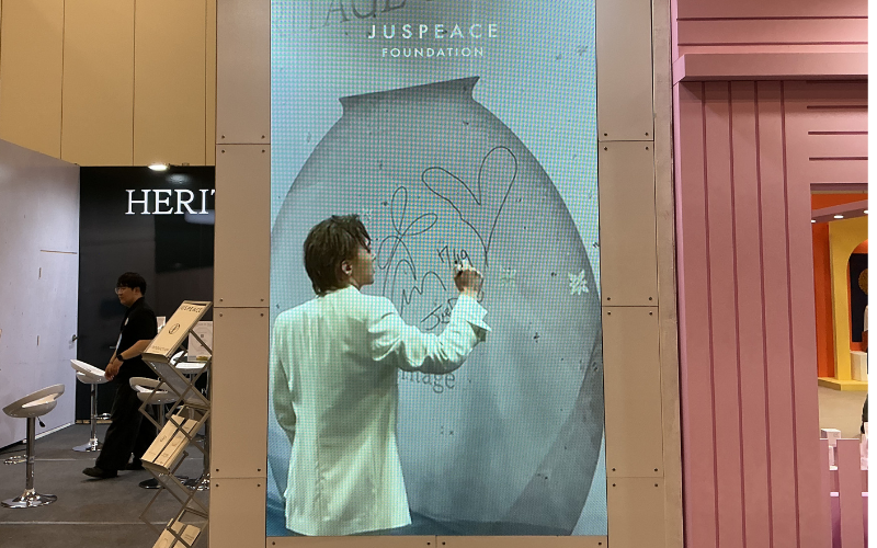 Prosesi penandatanganan dinding stan Yayasan Juspace pada di dalam K-Heritage House pada tanggal 19 Juli 2026 di BEXCO, Busan. (Arif Sakhbana Lubis) 