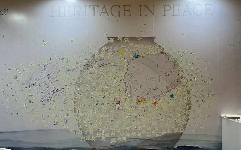 Dinding stan Yayasan Juspace ditandatangani oleh G-Dragon dan para pengunjung di dalam K-Heritage House pada tanggal 19 Juli 2026 di BEXCO, Busan. (Arif Sakhbana Lubis)  