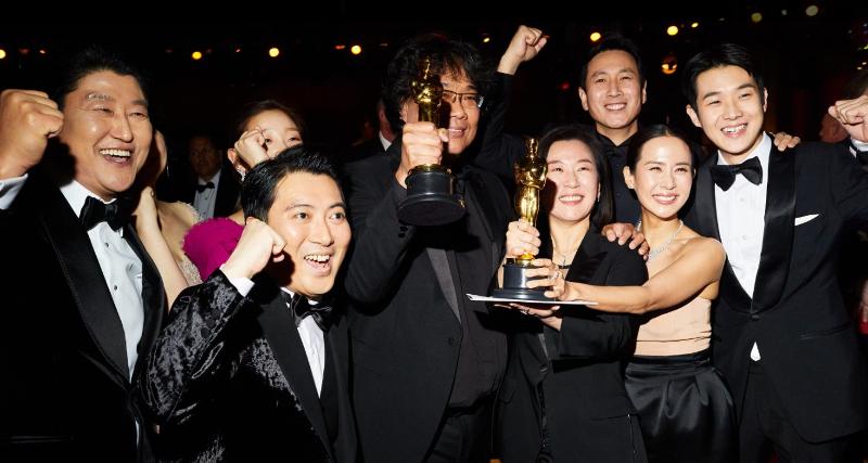Tim produksi film Parasite berfoto bersama setelah meraih penghargaan dalam Academy Awards ke-92 yang diselenggarakan pada tanggal 9 Februari 2020 (waktu setempat) di Dolby Theater, Los Angeles, Amerika Serikat. (Academy of Motion Picture Arts and Sciences)  