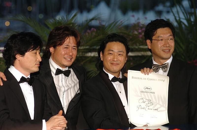 Produser Im Seung-yong, aktor Choi Min-sik, Sutradara Park Chan-wook, dan Sinematografer Chung Chung-hoon berfoto setelah Oldboy mendapatkan penghargaan Grand Prix pada Festival FIlm Cannes yang digelar tanggal 22 Mei 2004 (waktu setempat) di Palais des Festival, Prancis. (Festival de Cannes Media Library)  