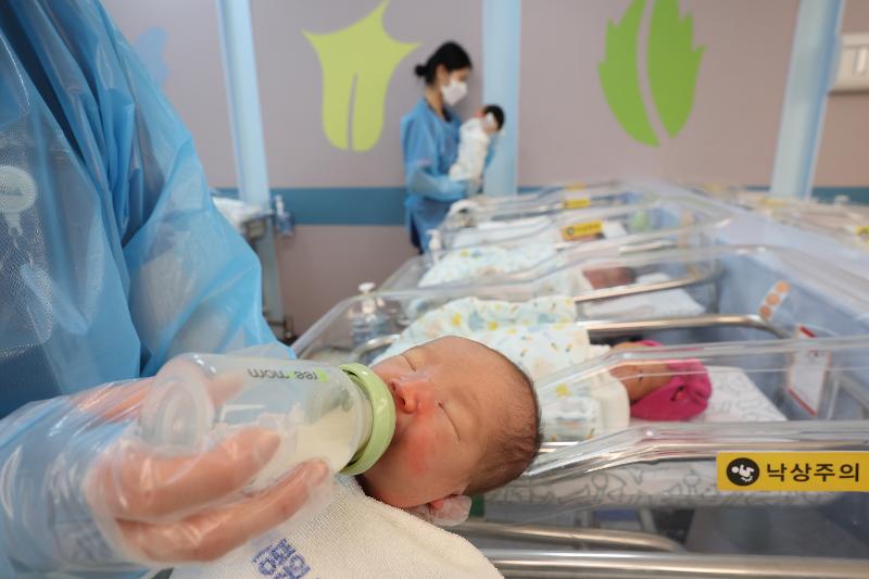 Foto di atas menunjukkan seorang suster yang sedang merawat seorang bayi yang baru lahir pada tanggal 22 Februari 2026 di Rumah Sakit CHA Ilsan, Kota Goyang, Provinsi Gyeonggi. (Yonhap News)  