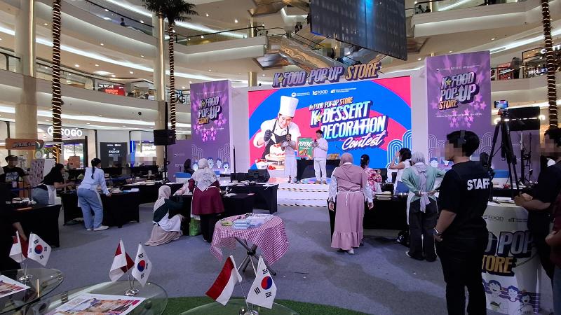 Para peserta menyimak instruksi pemandu acara sebelum K-Dessert Decoration Contest berlangsung pada tanggal 19 Juli 2026 di Mal Kota Kasablanka, Jakarta. 