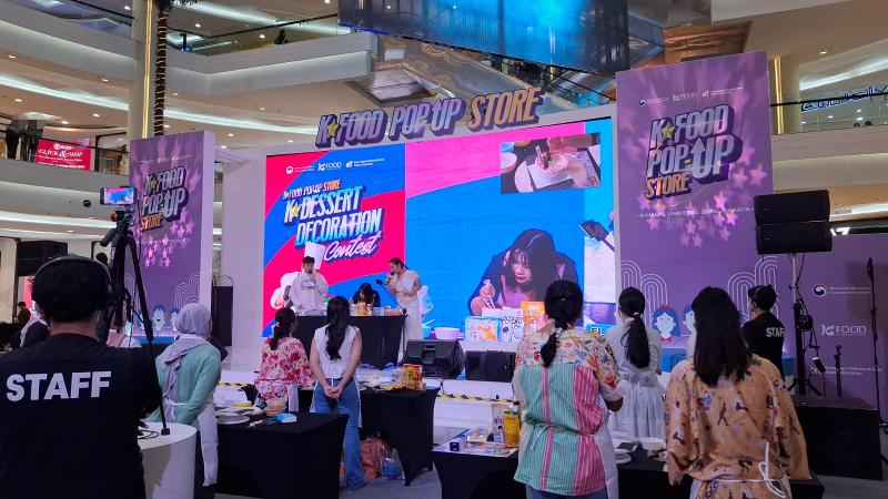 Kezia Octa selaku juri mendemonstrasikan cara menghias kue pada K-Dessert Decoration Contest tanggal 19 Juli 2026 di Mal Kota Kasablanka, Jakarta. 