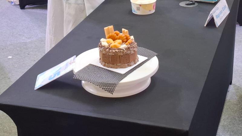 Tim Rapopo Cake menambahkan kue tradisional Korea, yakgwa, sebagai salah satu pugasan pada kue mereka pada K-Dessert Decoration Contest tanggal 19 Juli 2026 di Mal Kota Kasablanka, Jakarta. 