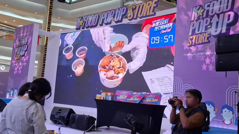 Suasana peserta menghias es krim yogurt dengan berbagai kudapan Korea pada K-Dessert Decoration Contest tanggal 19 Juli 2026 di Mal Kota Kasablanka, Jakarta. 