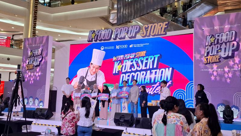 Para pemenang dan juri K-Dessert Decoration Contest berfoto bersama pada tanggal pada K-Dessert Decoration Contest tanggal 19 Juli 2026 di Mal Kota Kasablanka, Jakarta.  