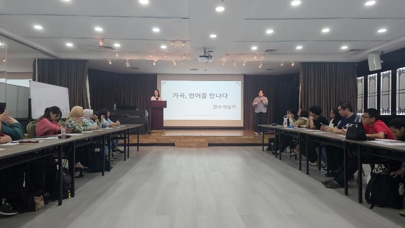 Potret suasana perkenalan Lee Seul-gi, profesional teknik vokal klasik asal Korea di lokakarya Pelafalan Bahasa Korea dengan Gagok dan Teknik Vokal Klasik yang digelar pada hari Rabu (22/7/2026) di KCCI, Jakarta. 