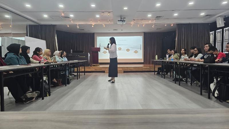 Potret Lee Seul-gi mencontohkan teknik pernapasan dan pelafalan huruf vokal ‘i’ di lokakarya Pelafalan Bahasa Korea dengan Gagok dan Teknik Vokal Klasik yang digelar pada hari Rabu (22/7/2026) di KCCI, Jakarta. 