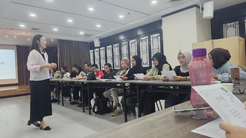 Potret salah seorang peserta lokakarya menyanyikan lagu Cheotsarang dengan bimbingan pengajar di lokakarya Pelafalan Bahasa Korea dengan Gagok dan Teknik Vokal Klasik yang digelar pada hari Rabu (22/7/2026) di KCCI, Jakarta.  