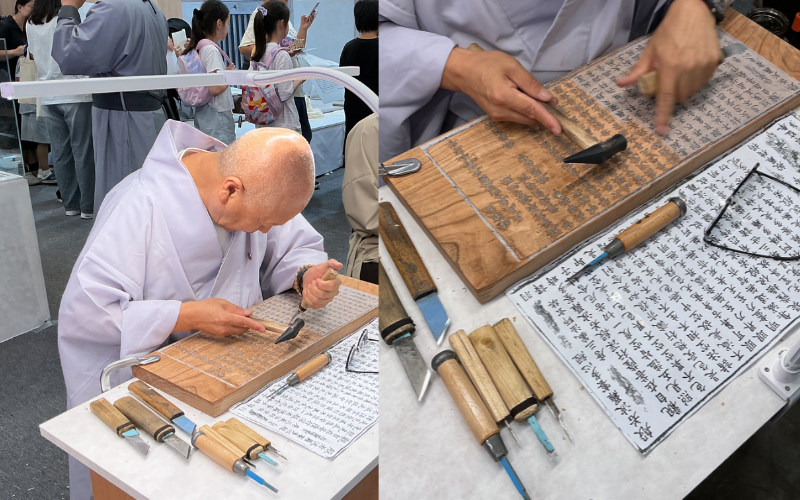 Pemahatan Tripitaka Koreana yang dilakukan oleh para biksu pada stan Kuil Haeinsa di K-Heritage House pada tanggal 22 Juli 2026 di BEXCO, Haeundae-gu, Busan. 