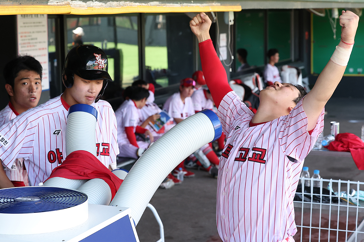 Para atlet SMA Yaro terlihat menyejukkan di dalam gelaran Kompetisi Bisbol SMA Nasional yang digelar pada tanggal 7 Agustus 2026 di Stadion Bisbol Mokdong, Yangcheon-gu, Seoul. Gelombang panas terus berlanjut selama beberapa hari di Korea dan pertandingan bisbol SMA pada hari itu pun hanya digelar pada pagi hari. (Yonhap News)