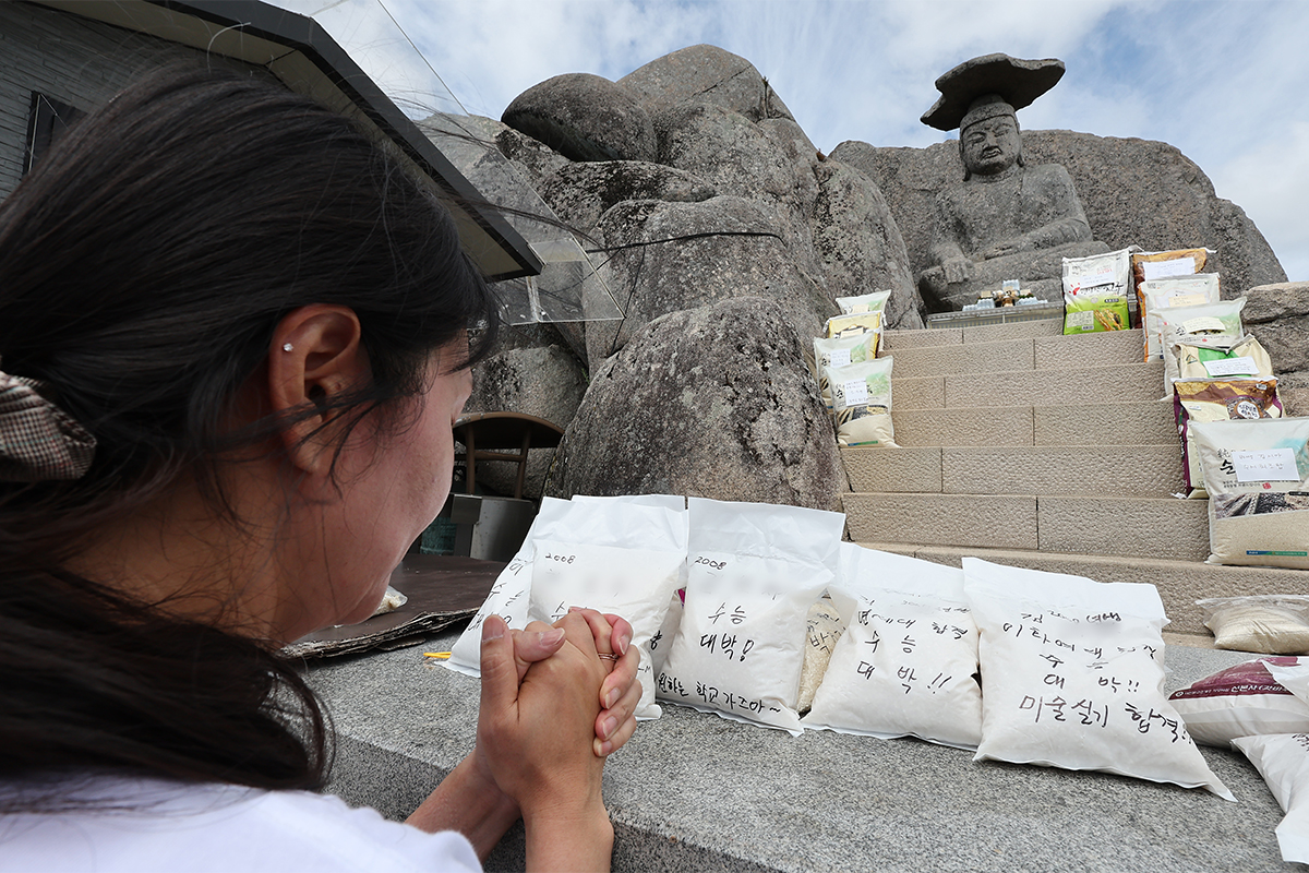 Seorang wali murid terlihat sedang berdoa di Gatbawi, Gunung Palgongsan, Gyeongsan, Provinsi Gyeongsangbuk, pada tanggal 11 Agustus 2026, tepat 100 hari menjelang Ujian Kemampuan Skolastik Perguruan Tinggi tahun akademik 2027. (Yonhap News)