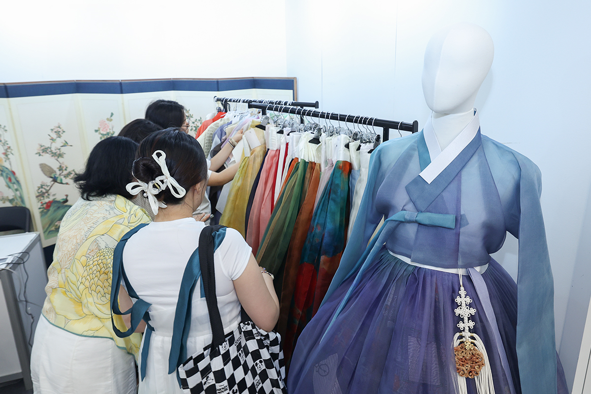 Para pengunjung terlihat sedang melihat-lihat hanbok di Pameran Hanbok tahun 2026 yang digelar di aula seni, DDP, Jung-gu, Seoul pada tanggal 13 Agustus 2026. (Park Daejin)