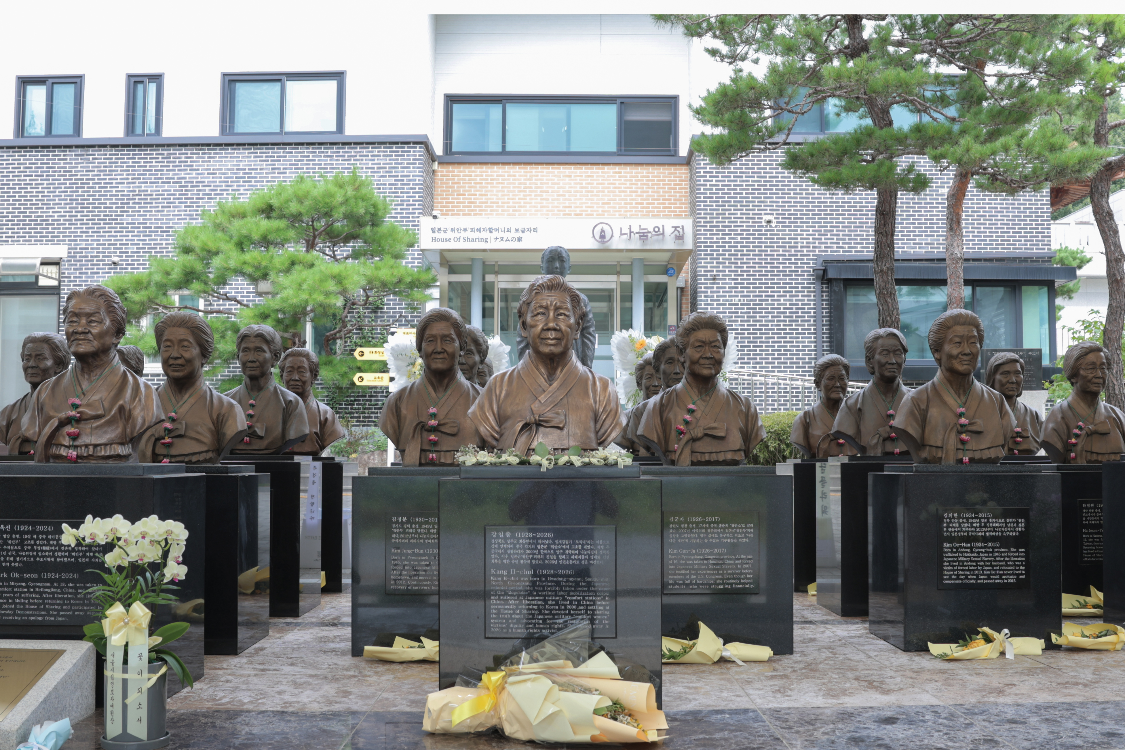 Patung para korban perbudakan seksual oleh militer Jepang dipasang di Rumah Berbagi di Kota Gwangju, Provinsi Gyeonggi. Foto tersebut diambil pada tanggal 14 Agustus 2026 yang merupakan Hari Peringatan Korban Perbudakan Seksual oleh Militer Jepang.   
