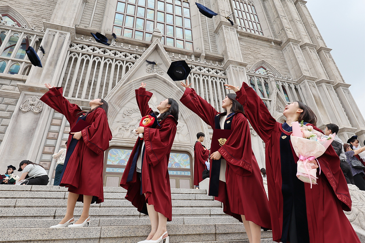 Lulusan sarjana Universitas Kyung Hee melemparkan toga mereka dalam upacara wisuda yang digelar pada tanggal 19 Agustus 2026 di Dongdaemun-gu, Seoul. (Yonhap News)