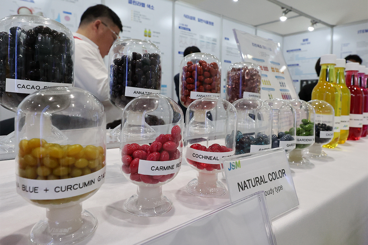 Beragam jenis pewarna alami dipamerkan dalam CPHI/Hi Korea yang digelar tanggal 25 Agustus 2026 di COEX, Gangnam-gu, Kota Seoul. CPHI/Hi Korea merupakan sebuah acara industri farmasi, bioteknologi, dan nutrasetikal terkemuka di Korea. (Yonhap News)