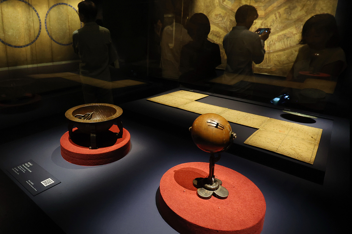 Iryeongwongu (kanan) dan angbuilgu (kiri) dipamerkan dalam pameran khusus bertajuk Si-gan: Time yang dipotret pada tanggal 31 Agustus 2026 di Museum HORIM, Gangnam-gu, Seoul. Kedua benda tersebut adalah jam matahari yang digunakan oleh leluhur Korea pada zaman Dinasti Joseon (1392-1910) untuk mengetahui waktu. Pameran khusus tersebut digelar hingga tanggal 12 Desember 2026. (Yonhap News)