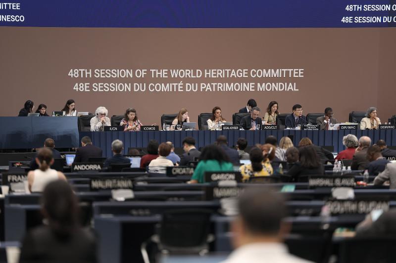 Kepala Sidang Komite Warisan Dunia UNESCO ke-48, Lee Byong Hyun (ketiga dari kanan), memimpin sidang pada tanggal 28 Juli 2026 di BEXCO, Haeundae, Busan. (UNESCO) 