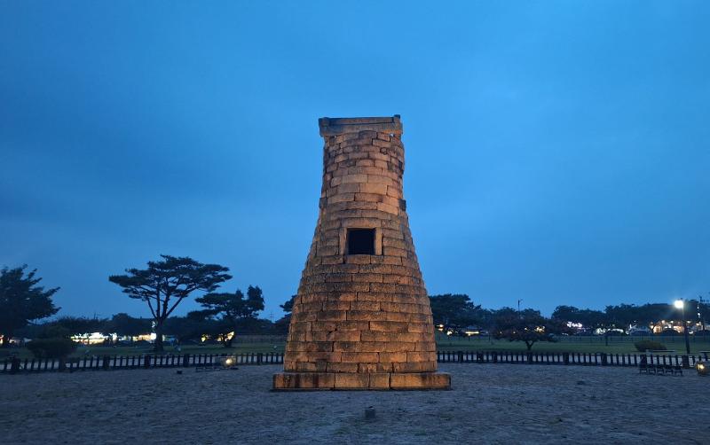 Observatorium astronomi Cheomseongdae yang terletak di Gyeongju menjadi salah satu ikon kota Gyeongju yang ramai dikunjungi wisatawan. Foto tersebut dipotret pada tanggal 17 Juli 2026. 