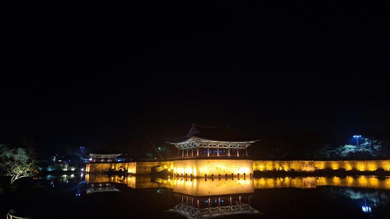 Pemandangan Donggung dan Wolji pada malam hari. Air kolam yang jernih memantulkan bangunan yang ada di atasnya. Foto tersebut dipotret pada tanggal 17 Juli 2026. 