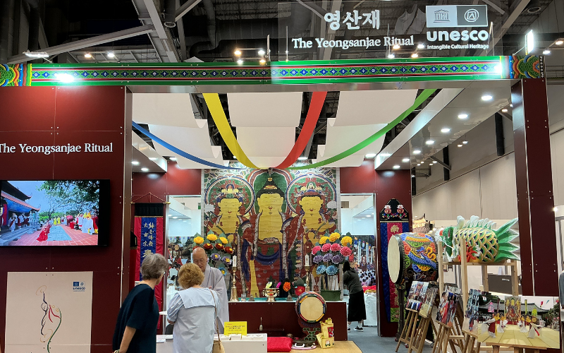 Stan Asosiasi Pelestari Yeongsanjae memperkenalkan ritual Yeongsanjae sebagai Warisan Budaya Takbenda di K-Heritage House pada tanggal 22 Juli 2026 di BEXCO, Haeundae-gu, Busan. 