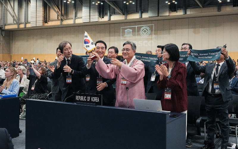 Selebrasi dari delegasi Republik Korea setelah penetapan perluasan tahap kedua 'Getbol, Dataran Lumpur Korea' sebagai warisan dunia UNESCO pada tanggal 25 Juli 2026 BEXCO, Haeundae-gu, Busan. (48 World Heritage Commite Media Member) 