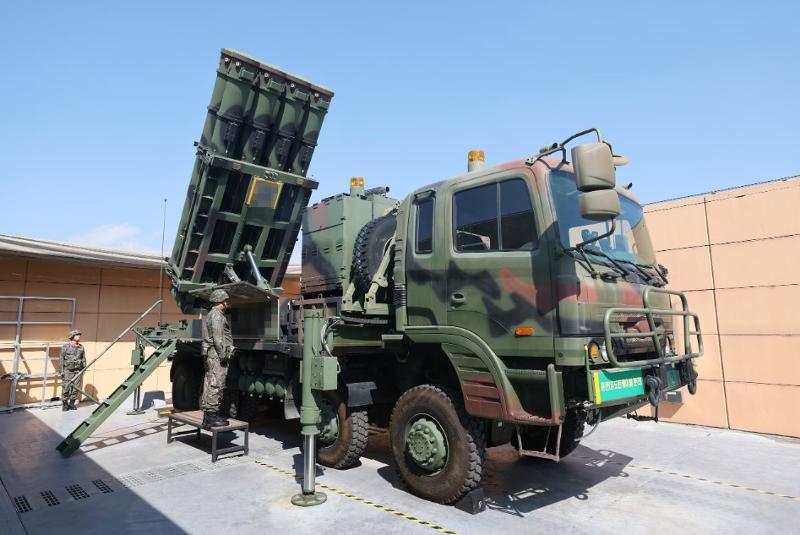 Para personel operasional menegakkan peluncur sistem rudal pertahanan udara jarak menengah M-SAM (Cheongung)-II yang dikembangkan dengan teknologi Korea di Unit 8146 Angkatan Udara Korea pada tanggal 13 Mei 2026. (Kementerian Pertahanan Nasional)