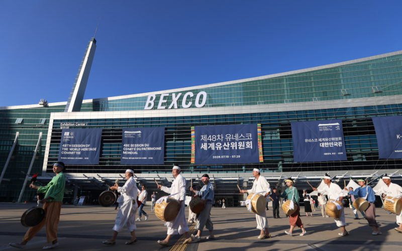 Pertunjukan Miryang Arirang: Nal Jom Boso digelar sebagai bagian dari acara budaya Sidang Komite Warisan Dunia UNESCO ke-48 pada tanggal 24 Juli 2026 di lapangan luar ruangan BEXCO, Haeundae-gu, Busan. 