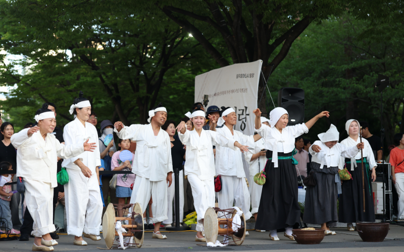 Pertunjukan Miryang Arirang: Nal Jom Boso dari Miryang Baekjungnori Preservation Association menggunakan minbok serta diiringi musik dan alat musik tradisional Korea digelar pada tanggal 24 Juli 2026 di lapangan luar ruangan BEXCO, Haeundae-gu, Busan. 