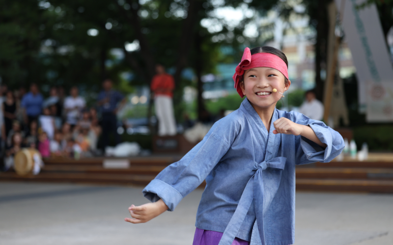 Penampil anak-anak dalam Miryang Arirang: Nal Jom Boso yang digelar pada tanggal 24 Juli 2026 di lapangan luar ruangan BEXCO, Haeundae-gu, Busan. 
