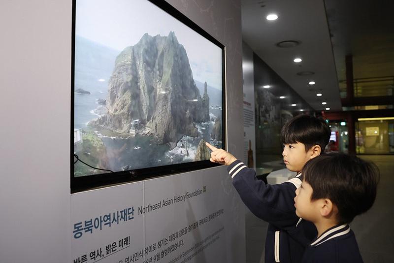 Anak-anak terlihat sedang menyaksikan tayangan langsung Pulau Dokdo pada tanggal 24 Oktober 2025 di ruang pameran Pulau Dokdo di Stasiun Gwanghwamun, Jongno-gu, Seoul. (Korea.net DB)  