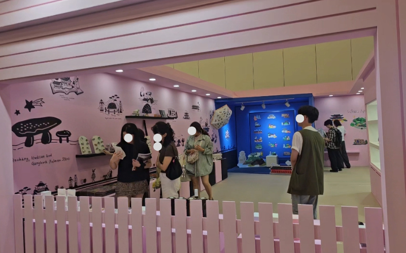 Pengunjung melihat-lihat area toko suvenir yang menjual produk dari berbagai wilayah di Korea di area pameran K-Heritage House pada tanggal 23 Juli 2026 di BEXCO, Haeundae-gu, Busan. 