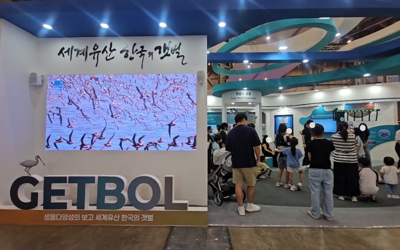 Pengunjung menjelajahi berbagai stan yang menampilkan kekayaan warisan budaya dari berbagai daerah di Korea di area pameran K-Heritage House pada tanggal 23 Juli 2026 di BEXCO, Haeundae-gu, Busan. 