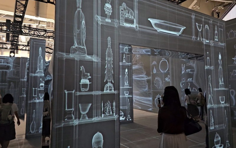 Salah satu sudut informasi mengenai situs warisan dunia Korea yang disajikan melalui media visual bagi pengunjung di area pameran K-Heritage House pada tanggal 23 Juli 2026 di BEXCO, Haeundae-gu, Busan. 