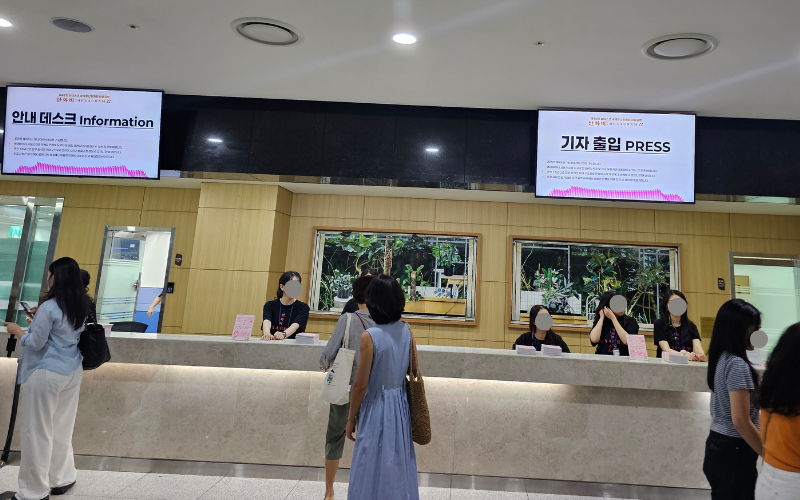 Suasana area registrasi pertunjukan HEXAGRAM 22 pada tanggal 23 Juli 2026 di BEXCO, Haundae-gu, Busan. (Pujianti Bejahida) 